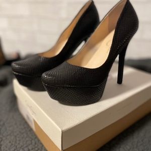 Black pumps